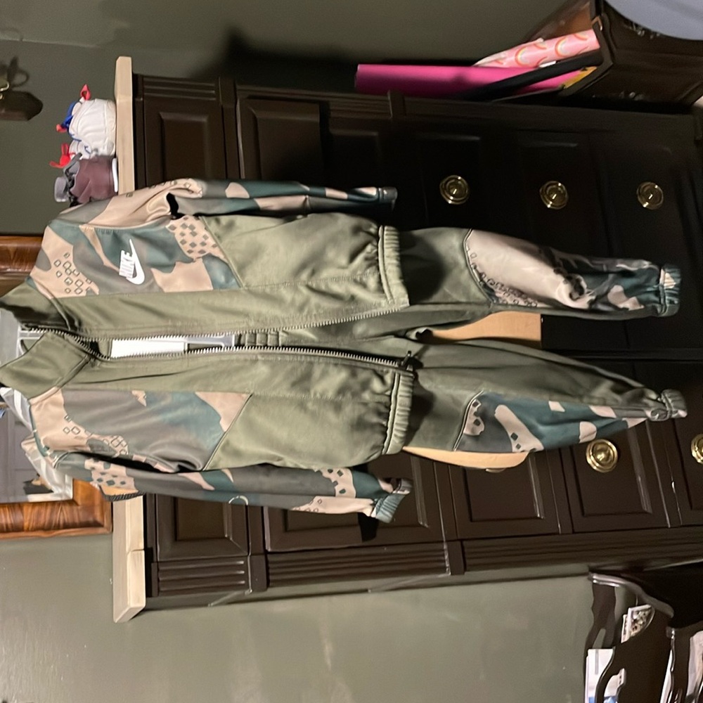 Nike sweatsuit 4T (2 in stock)